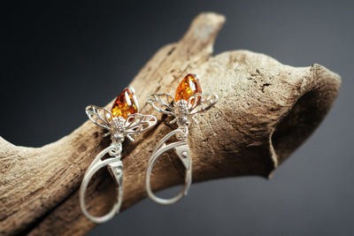 Bee pendant with amber