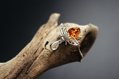 Bee pendant with amber