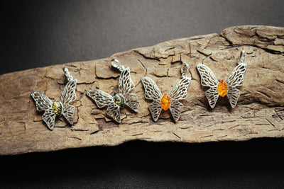 Butterfly pendnat with amber.