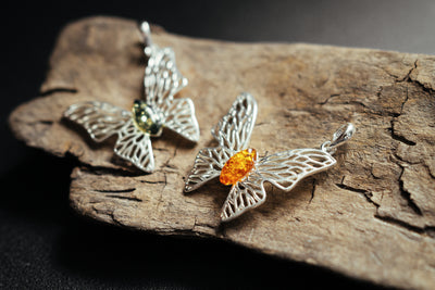 Butterfly pendnat with amber.