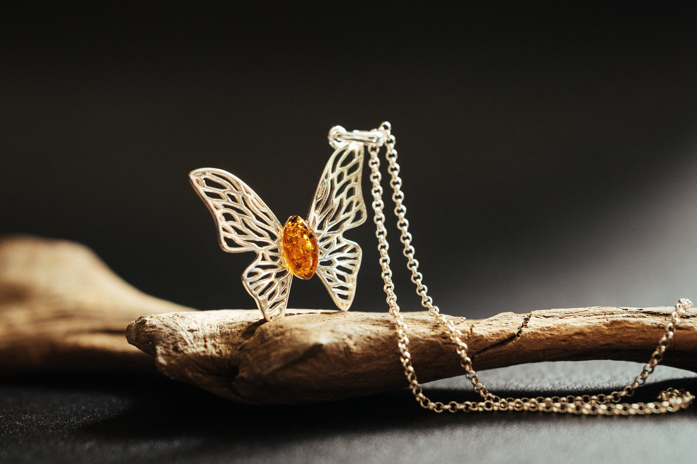 Butterfly pendnat with amber.