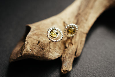 Dainty circle pendnat.