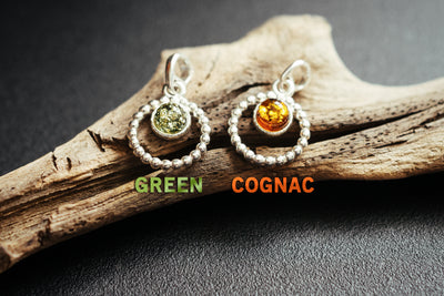 Dainty circle pendnat.