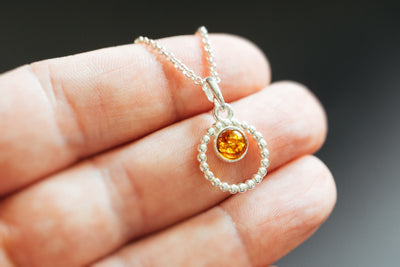 Dainty circle pendnat.