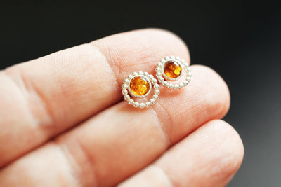 Dainty circle pendnat.