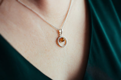 Dainty circle pendnat.