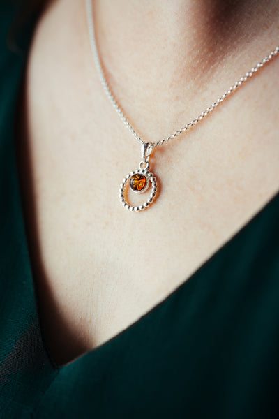 Dainty circle pendnat.
