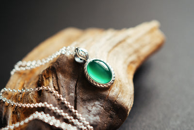Elegant Silver Pendant with Natural Green Agate