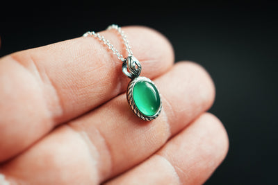 Elegant Silver Pendant with Natural Green Agate