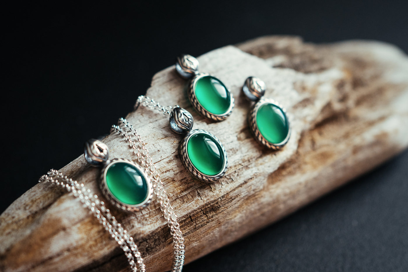 Elegant Silver Pendant with Natural Green Agate
