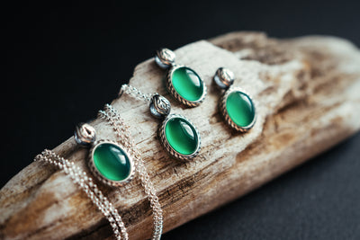Elegant Silver Pendant with Natural Green Agate