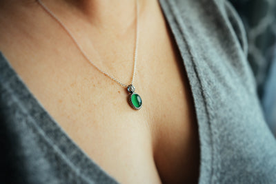 Elegant Silver Pendant with Natural Green Agate
